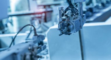 Elektronik montaj hattı için robot kolu. Akıllı teknoloji üretim sürecinin robotu.