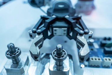 Elektronik montaj hattı için robot kolu. Akıllı teknoloji üretim sürecinin robotu.