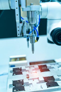 Mobil endüstriyel üretim fabrikasında otomatik robot matkap aleti