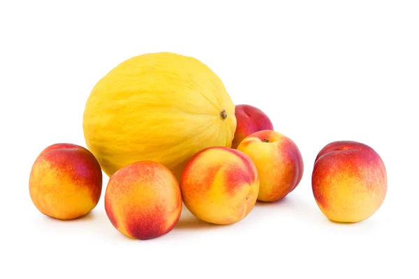 Персики и дыня на белом — стоковое фото
