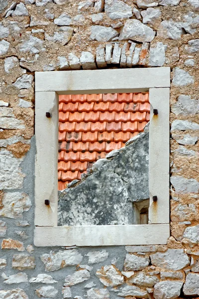 Окно на стене — стоковое фото