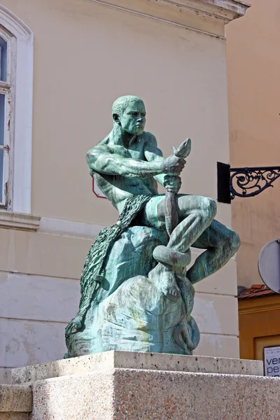 Visser met slang, standbeeld, zagreb, Kroatië — Stockfoto