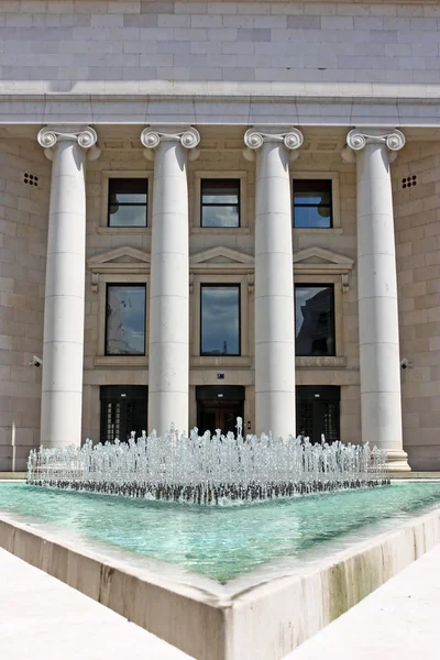 Säulen und Wasser — Stockfoto