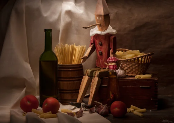 Винтажный натюрморт со спагетти и Пиноккио — стоковое фото