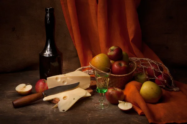 Ročník Zátiší s alkoholem a jablka — Stock fotografie