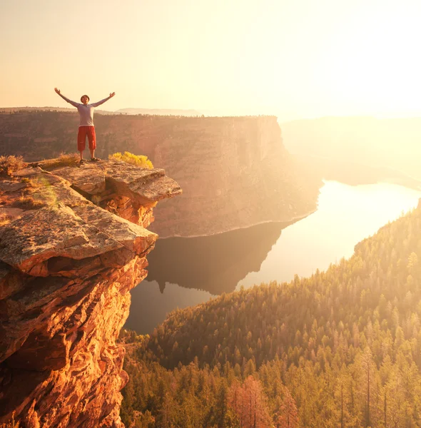 Der Mann auf der Klippe — Stockfoto