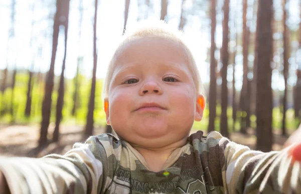 Leikkii poikaa. — kuvapankkivalokuva