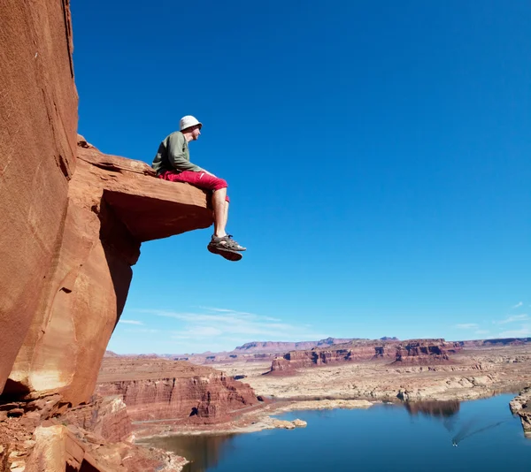 Man on the cliff — Stock Photo, Image