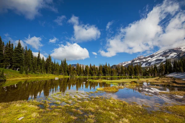 Lago nas montanhas — Fotografia de Stock