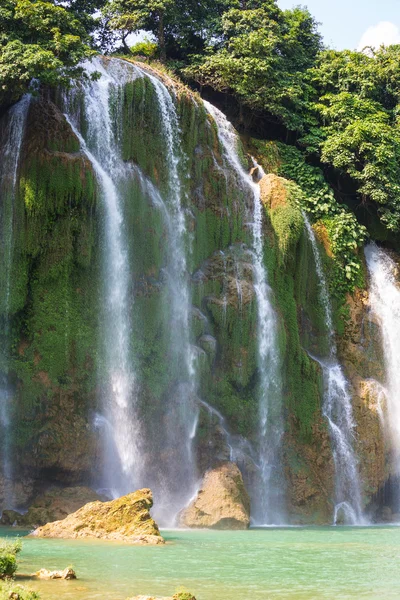 Водопад во Вьетнаме — стоковое фото