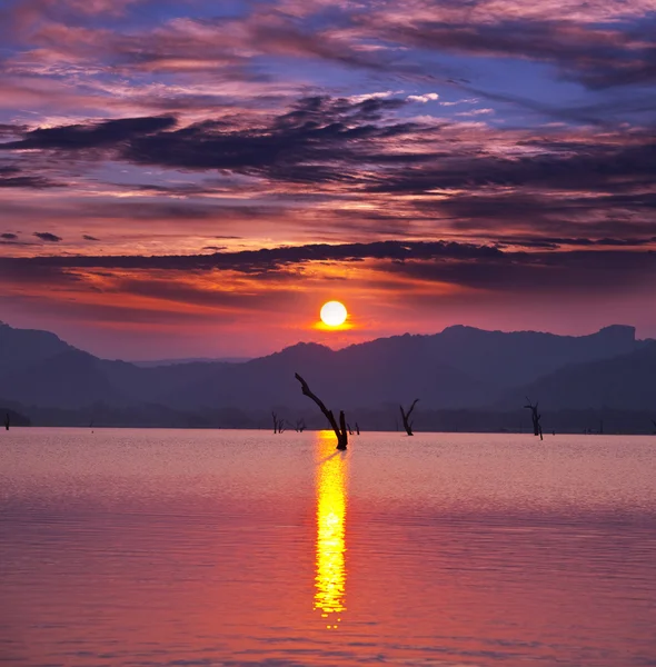 Lago ao pôr-do-sol — Fotografia de Stock