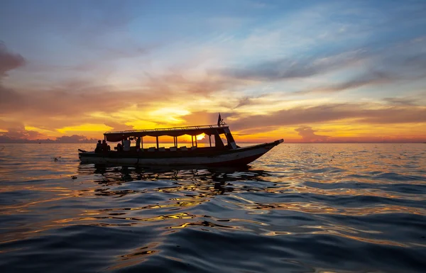 Boat on sunset — Stock Photo, Image