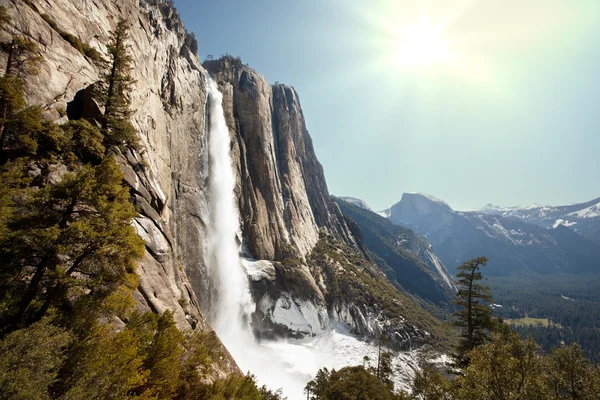 Yosemiten-Wasserfall — Stockfoto