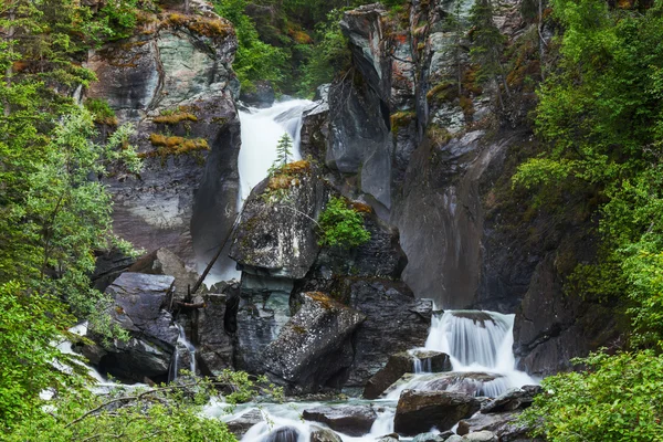 Şelale üzerinde alaska — Stok fotoğraf