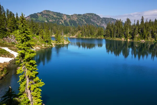 Lago nas montanhas — Fotografia de Stock