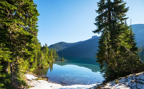 Lake in mountains — Stock Photo, Image