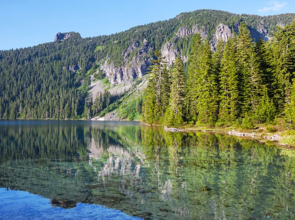 Lago nas montanhas — Fotografia de Stock