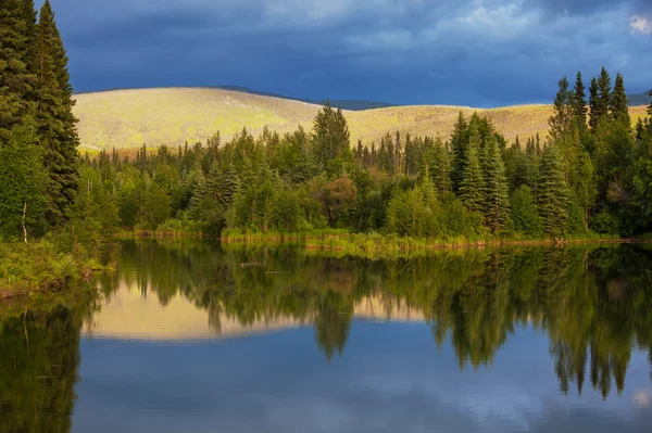 Lago in montagna — Foto Stock