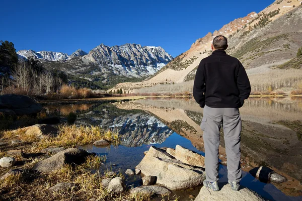 Homme sur le lac — Photo