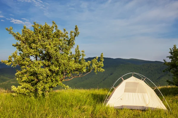 Tenda em prados — Fotografia de Stock