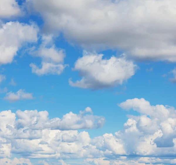 Nuvens brancas — Fotografia de Stock