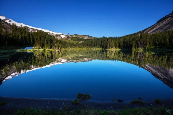 Jezero v horách — Stock fotografie