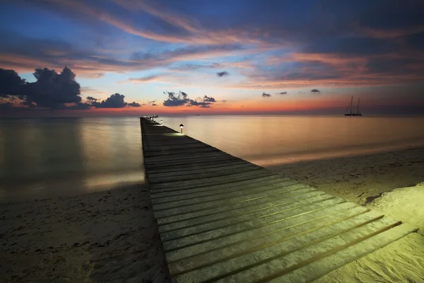 Paseo marítimo en la playa — Foto de Stock