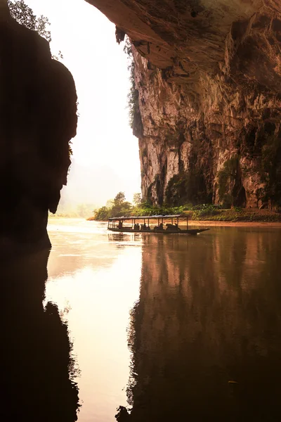 Река в пещере — стоковое фото