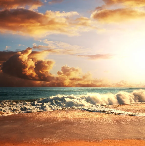 Meren auringonlasku — kuvapankkivalokuva