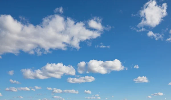 Witte wolken — Stockfoto