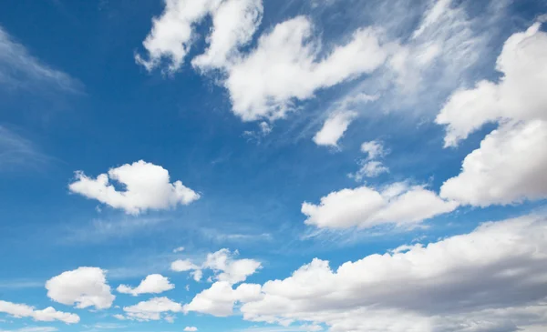 Nuvens brancas — Fotografia de Stock