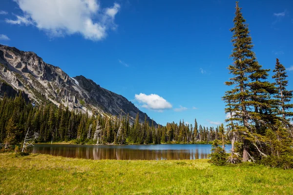 Lago nas montanhas — Fotografia de Stock