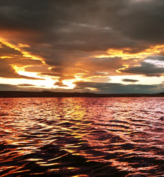 Göl günbatımı üzerinde — Stok fotoğraf