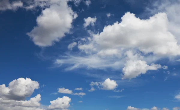 Nuvens brancas — Fotografia de Stock