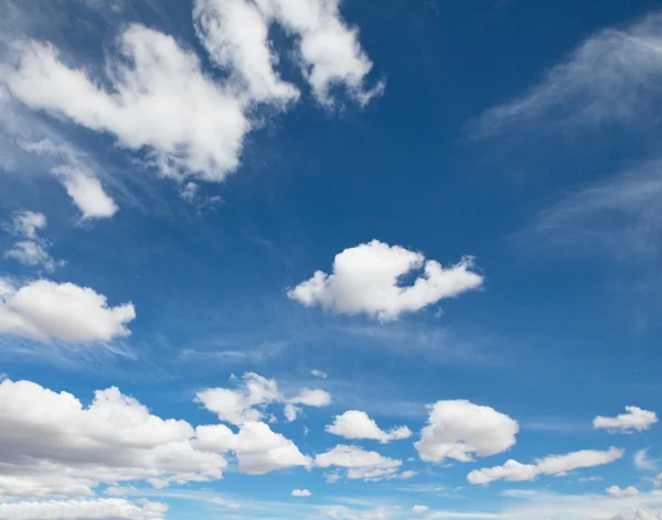 Witte wolken — Stockfoto