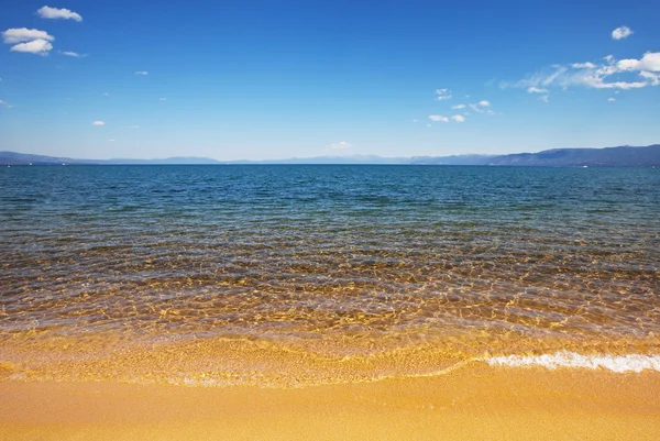 Plaża nad jeziorem — Zdjęcie stockowe