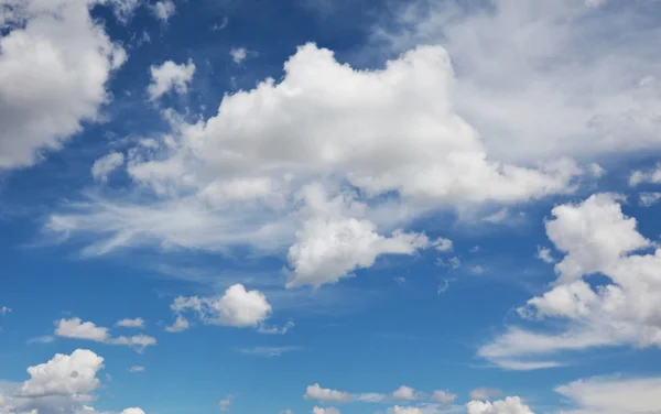 Witte wolken — Stockfoto