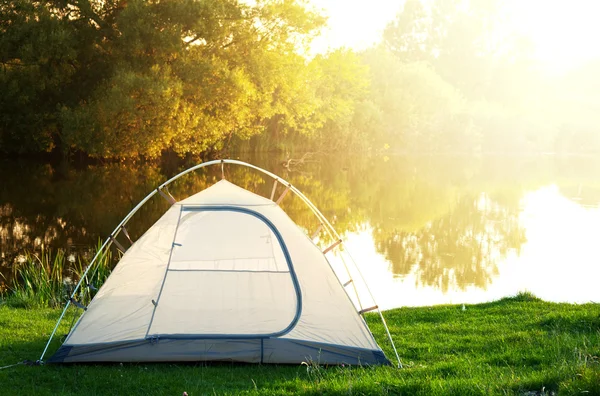 Tent op grasland — Stockfoto