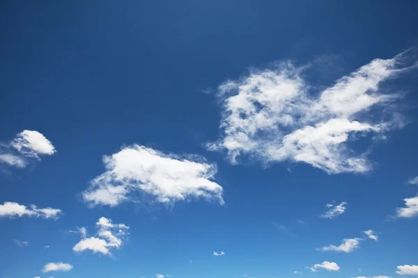 Weiße Wolken — Stockfoto