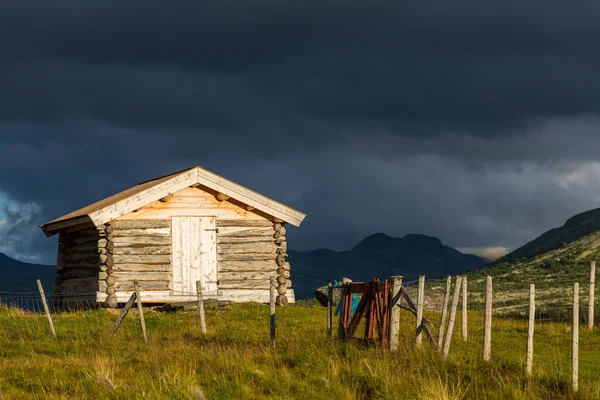 Kulübe Norveç dağlarında — Stok fotoğraf