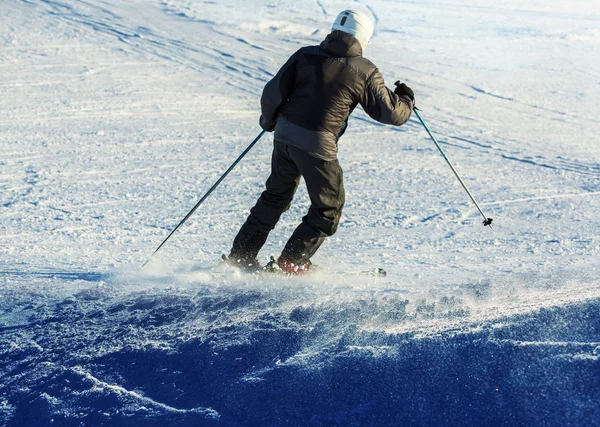 Skifahrer in den Bergen — Stockfoto