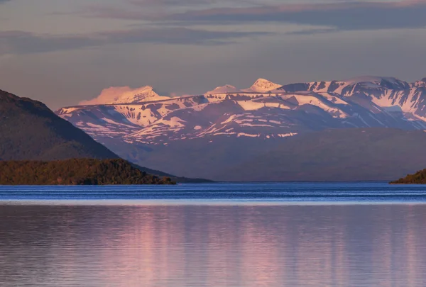 Snöklädda berg — Stockfoto