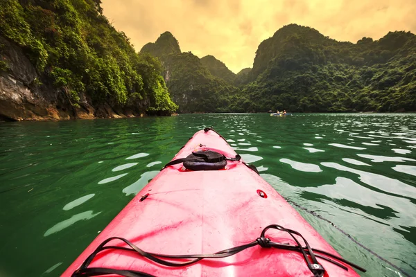 Canoa en Halong — Foto de Stock