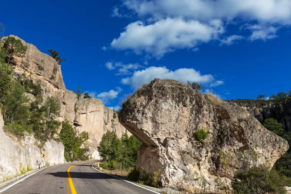 Strada in montagna — Foto Stock