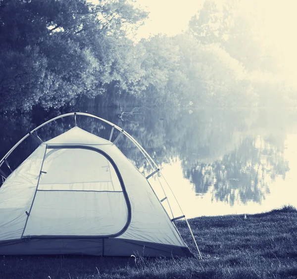 Tenda em prados — Fotografia de Stock