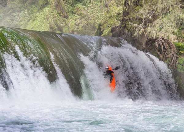 Kayaker w wodospad — Zdjęcie stockowe