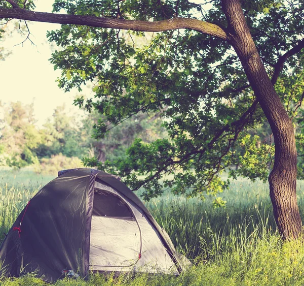 Tenda em prados — Fotografia de Stock