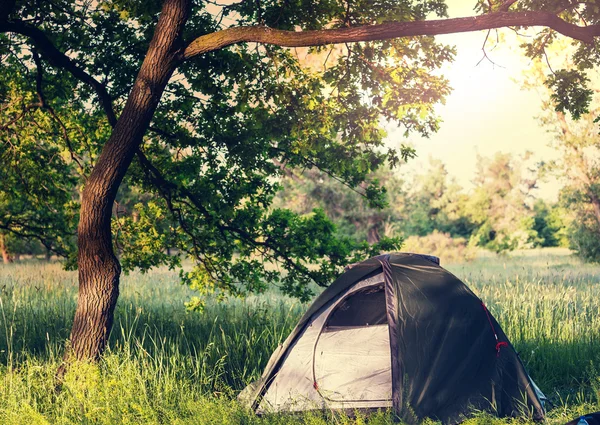 Tenda em prados — Fotografia de Stock