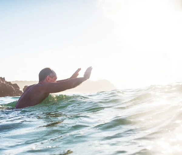 Mann in der Welle — Stockfoto