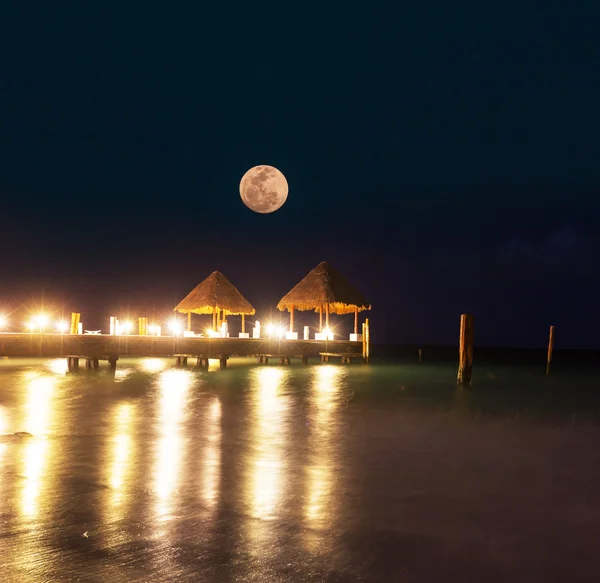 Noční scéna na pláži — Stock fotografie